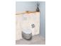 Wandcloset met ingebouwde spoelbak, toiletrolhouder en houten plank.
