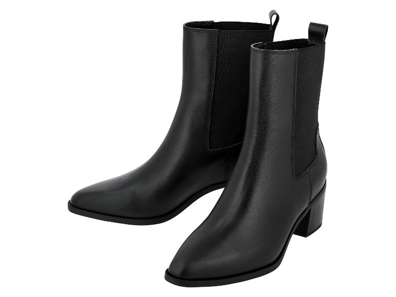 Une paire de bottines noires en cuir avec un talon bloc et des empiècements élastiques latéraux.