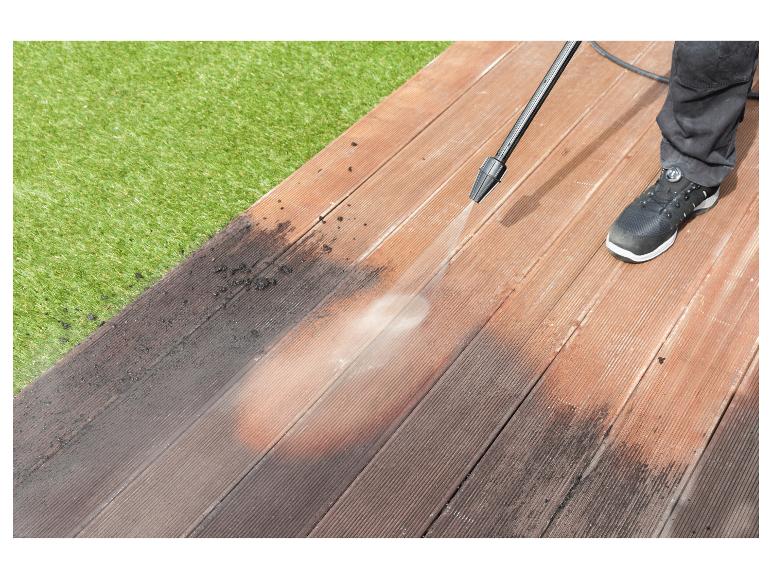 Nettoyage de terrasse en bois avec nettoyeur haute pression, éliminant saleté et mousse