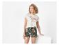 Wit T-shirt met flamingo print en tropische bloemen shorts.