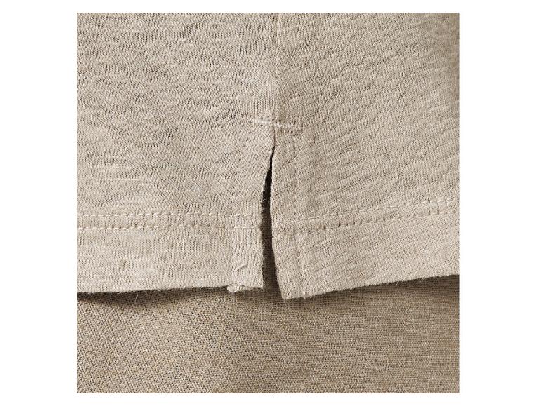 Détail de t-shirt et vêtement beige en tissu lin.