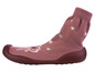 Une chaussette rose avec des étoiles et une semelle en caoutchouc.