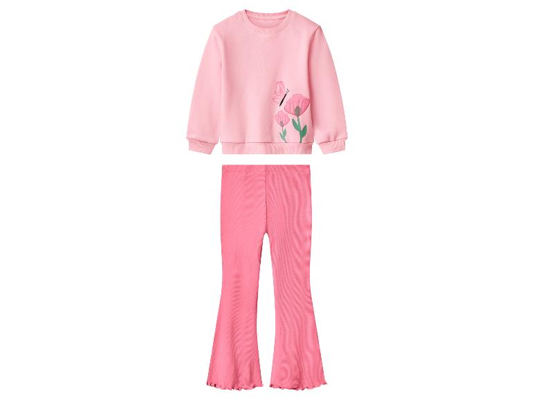 Sweat-shirt rose avec imprimé papillon et fleurs, et pantalon côtelé évasé assorti.