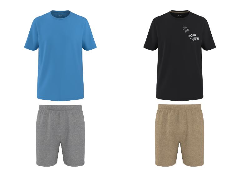 Deux ensembles de pyjama pour hommes : un t-shirt bleu avec un short gris, et un t-shirt noir avec le texte 'ROAD TRIPPIN' et un short beige.