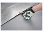 Gehandschoende hand snijdt een metalen plaat met een blikschaar.