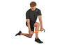 Man in sportkleding gebruikt een foam roller voor spierherstel.