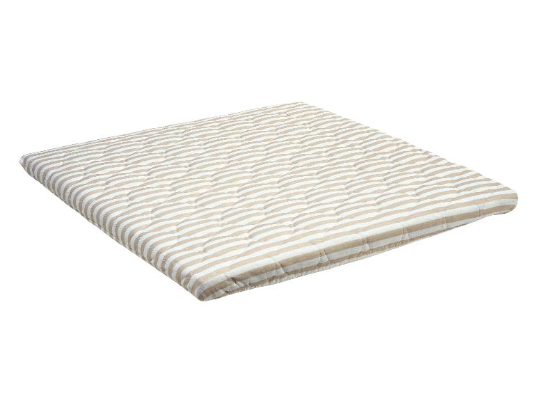 Un matelas rayé beige pour un lit de bébé.
