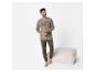 Man in groene pyjama met de tekst 'SLEEPING MODE 091 ACTIVE' op het shirt.
