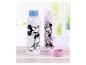 Twee witte waterflessen met Mickey Mouse en Minnie Mouse erop