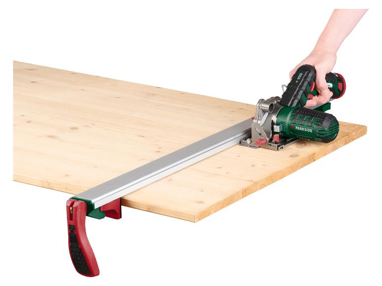 PARKSIDE cirkelzaag met geleiderail en klemmen op een houten plank.