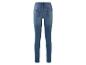 Een paar blauwe skinny jeans, van achteren gezien.