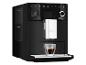 Machine à café noire Melitta CI Touch préparant un expresso dans une tasse en verre.