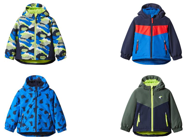 Vier kinderjassen: één met camouflageprint, één rood en blauw, één met dinosaurussen en één groen en marineblauw.
