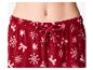 Rode pyjamabroek met witte sneeuwvlokken en strikken, met trekkoord in de taille.