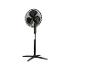 Zwarte staande ventilator met rond rooster en stevige voet
