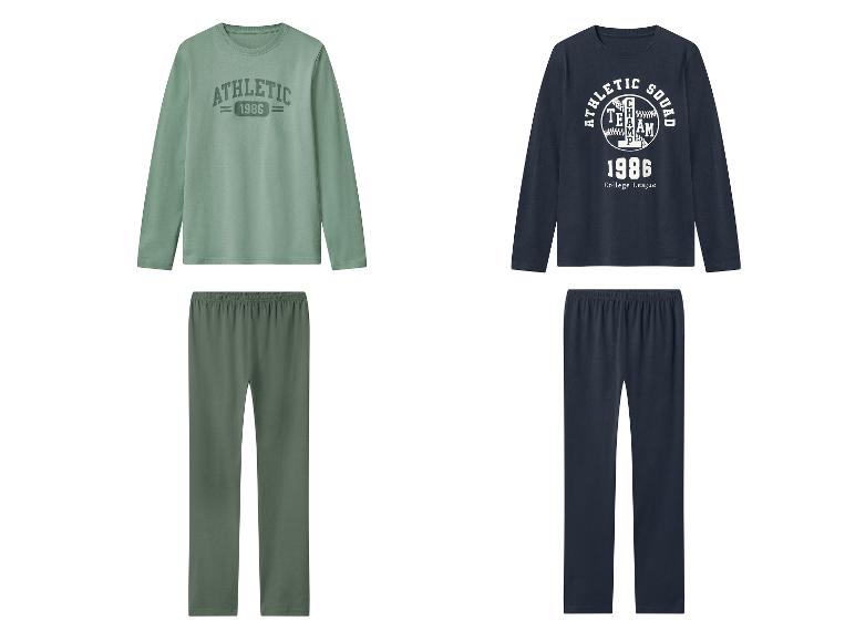 Twee sets herenpyjama's: een groene met 'ATHLETIC 1986' en een donkerblauwe met 'ATHLETIC SQUAD 1986'.