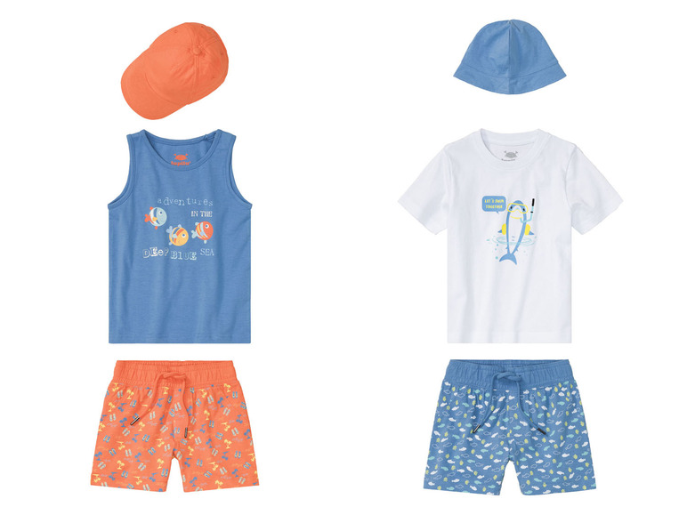 Deux ensembles de vêtements d'été pour garçons avec des shorts de bain, des t-shirts et des casquettes.