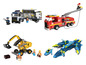 Een brandweerwagen, een politievoertuig, een graafmachine en een vliegtuig, allemaal gemaakt van Lego-stenen.