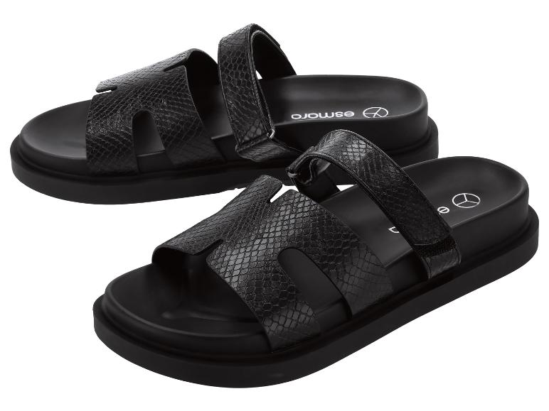 Zwarte sandalen met slangenprint en verstelbare band.