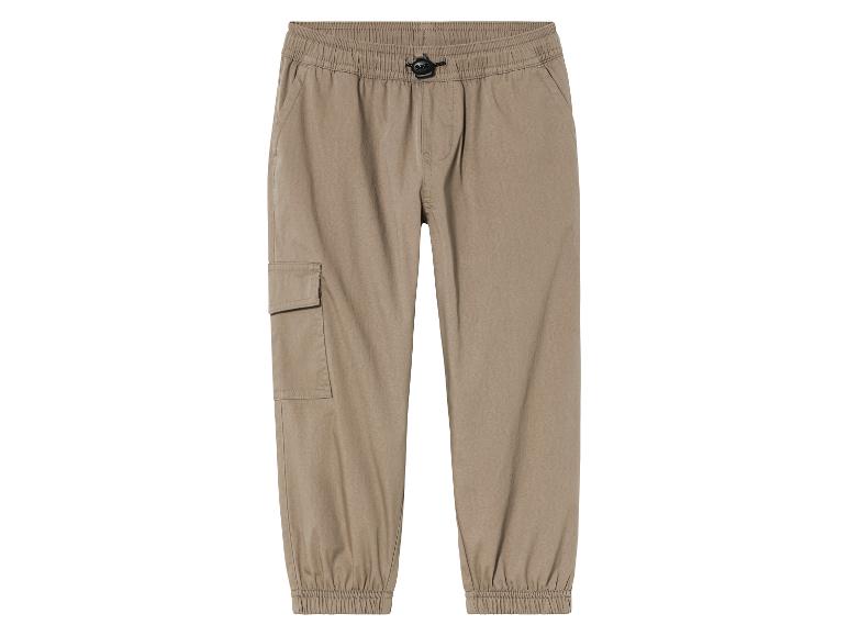 Pantalon cargo marron avec élastique à la taille.