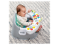 Baby in een activiteitenstoel met muziek en speelgoed.