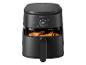 Zwarte airfryer met kippenpoten, toont een temperatuur van 180°C.