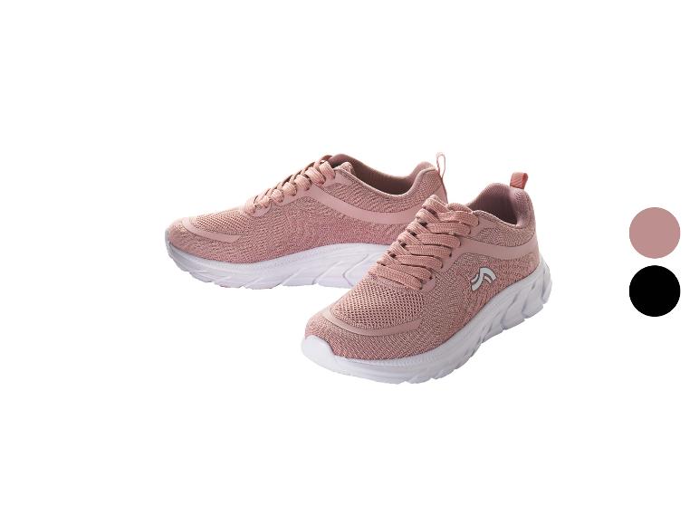 Roze sportschoenen met witte zool, met twee kleurmonsters ernaast.