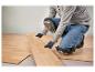 Personne avec genouillères Parkside posant du parquet stratifié.