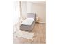 Lit avec matelas et protège-matelas, dans une chambre moderne.