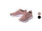 Roze sportschoenen met witte zool, met twee kleurmonsters ernaast.