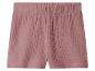 Roze kinderbroekje met elastische tailleband en gekreukelde textuur.