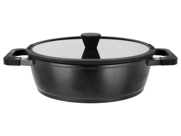 Zwarte pan met deksel en handvatten