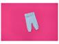 Lichtblauwe babybroek op een roze achtergrond