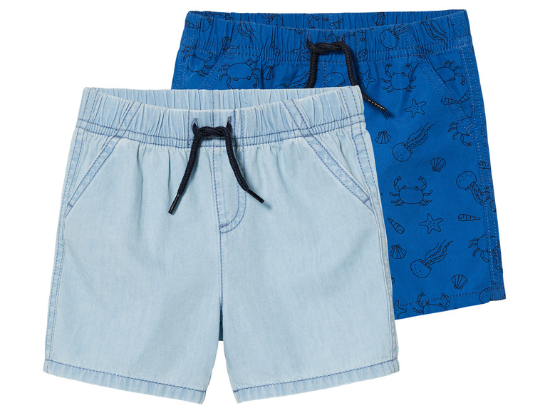 Deux shorts pour garçons, un bleu uni et un bleu à imprimé animaux marins.
