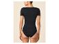 Vrouw in zwarte bodysuit met korte mouwen, achteraanzicht.