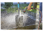 Tuin besproeien met Gardena sproeipistool en schop.