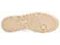 Buitenzool van een beige schoen met een geprofileerd loopvlak voor grip
