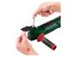 Handen bevestigen zaagblad aan groen-zwart oscillerend multitool met rode handgreep.