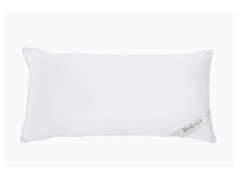 Oreiller blanc Balette Premium Bedding avec logo dans le coin inférieur droit.