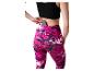 Dameslegging met patroon en sportbeha, met een telefoon in de zak.