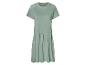 Robe t-shirt vert sauge, style minimaliste.