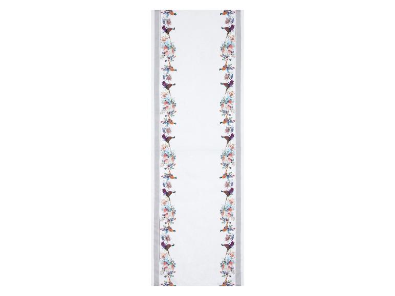 Lange tafelloper met fazanten en bloemen.