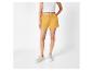 Mosterdgele shorts van mousseline en witte sneakers.