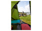 Un sac de couchage et un matelas de sol dans une tente avec vue sur un lac.