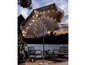 Een grijze parasol met ingebouwde verlichting voor buiten, met twee stoelen en een salontafel.
