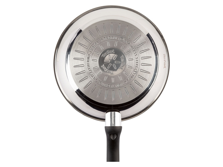Een Tefal-koekenpan met een roestvrijstalen bodem en inductiebasis.