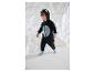 Lachende jongen in een zwarte pluchen onesie met grijze details.