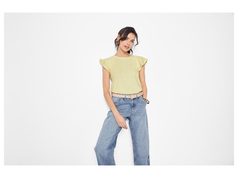 Femme en t-shirt jaune à manches courtes et jean ample.