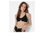 Femme en soutien-gorge et culotte côtelés noirs avec l'étiquette 'LOVE COTTON'.