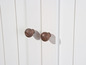 Twee houten knoppen op witte deuren.